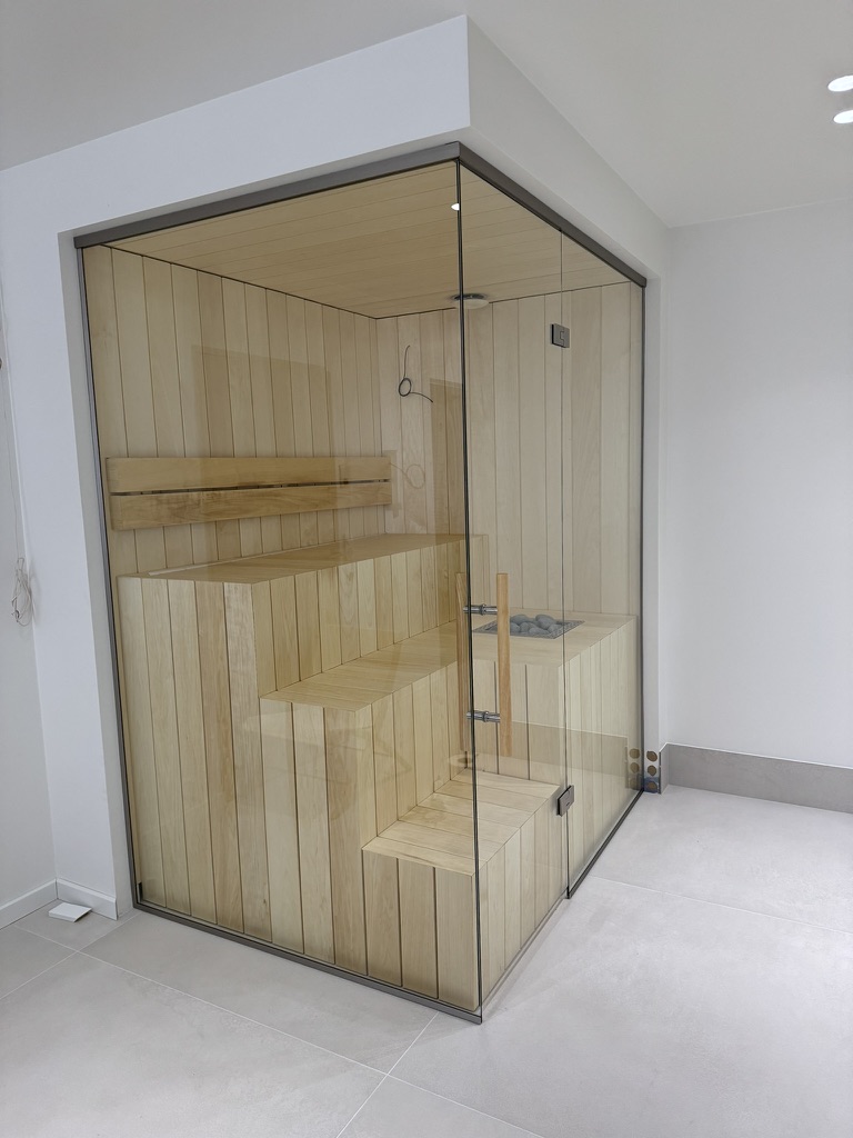 Soe sauna-atmosfäär klaasseina ja klaasuksega