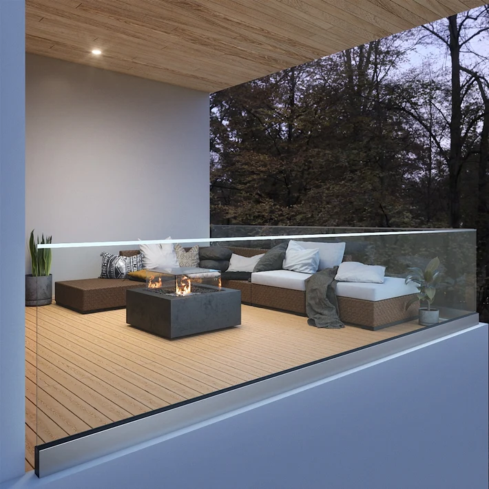 Frameless ilma postideta klaaspiire modernsel terrassil merevaatega